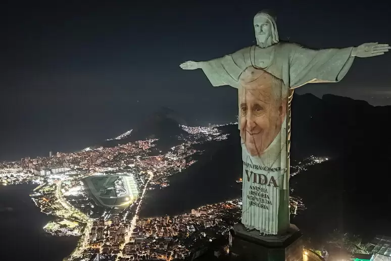 Cristo Redentor Exibe Projeção do Papa Francisco e Pede Orações pela Sua Saúde
